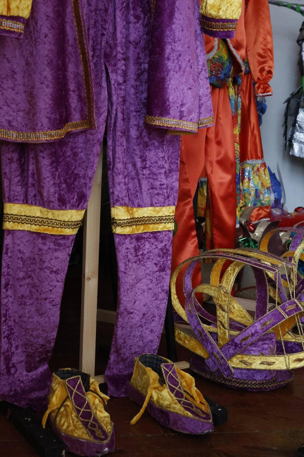 Los preparativos de la exposición de la charanga gijonesa "Los Restallones" por sus 25 años, en imágenes