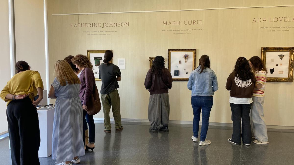 Inauguración de la exposición "Artefactos científicos. Mujeres, identidad, ciencia y objetos" en la Sala de Usos Múltiples del CRAI del Campus de Gandia