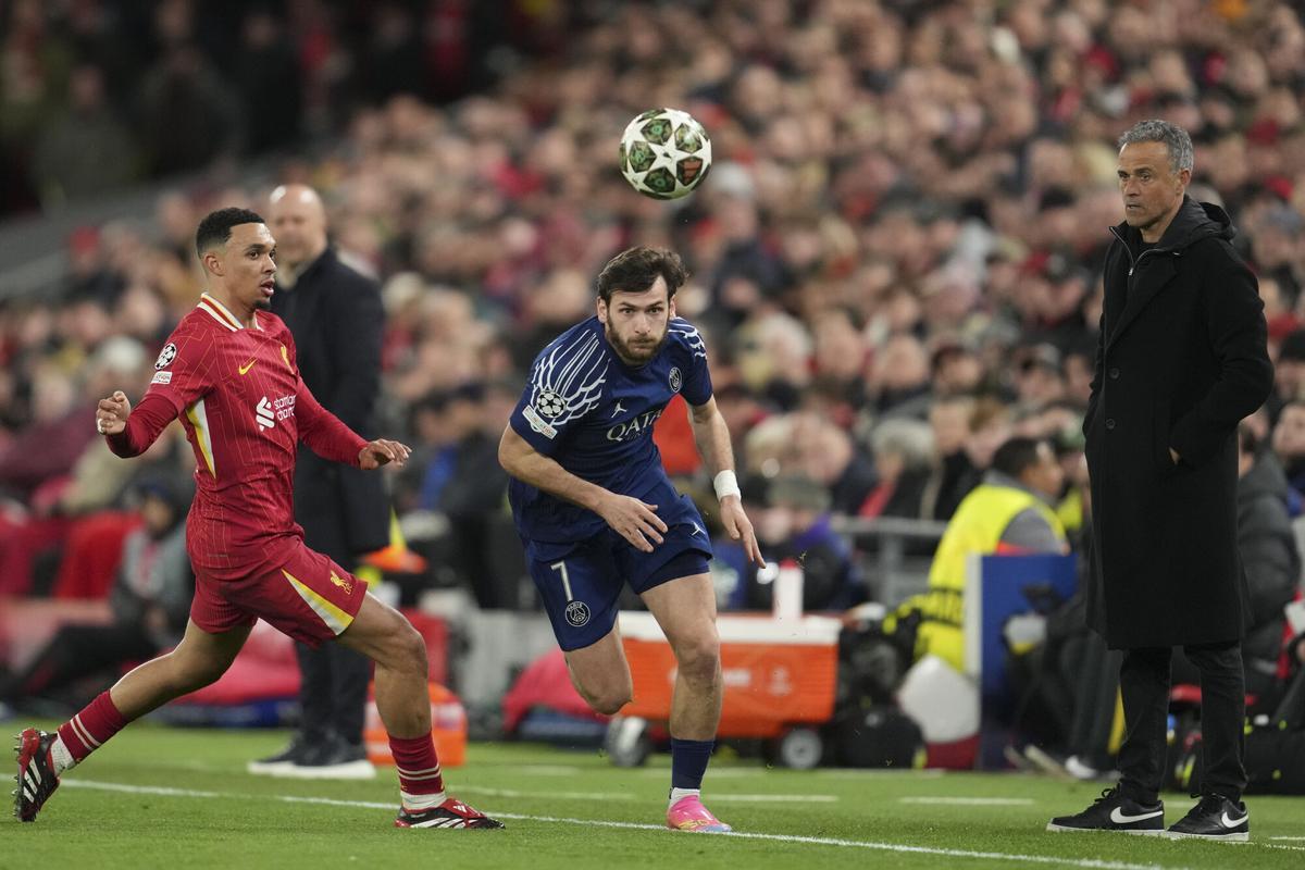 Luis Enrique observa desde la banda una acción del Liverpool - PSG