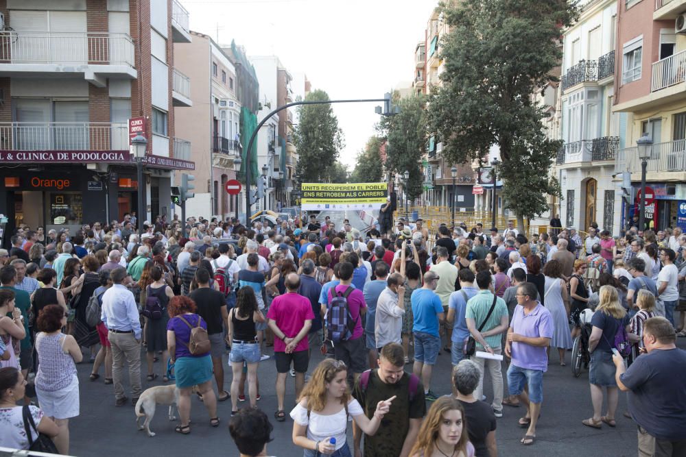 El Cabanyal reclama en la calle que "la urbanización no es suficiente"