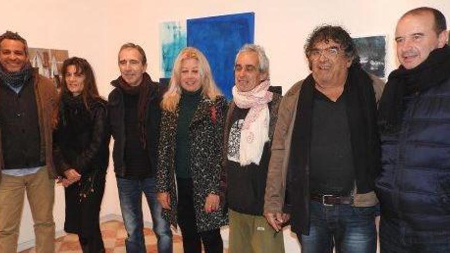 Parte de los artistas de la colectiva de Nadal, con el presidente del Consell.