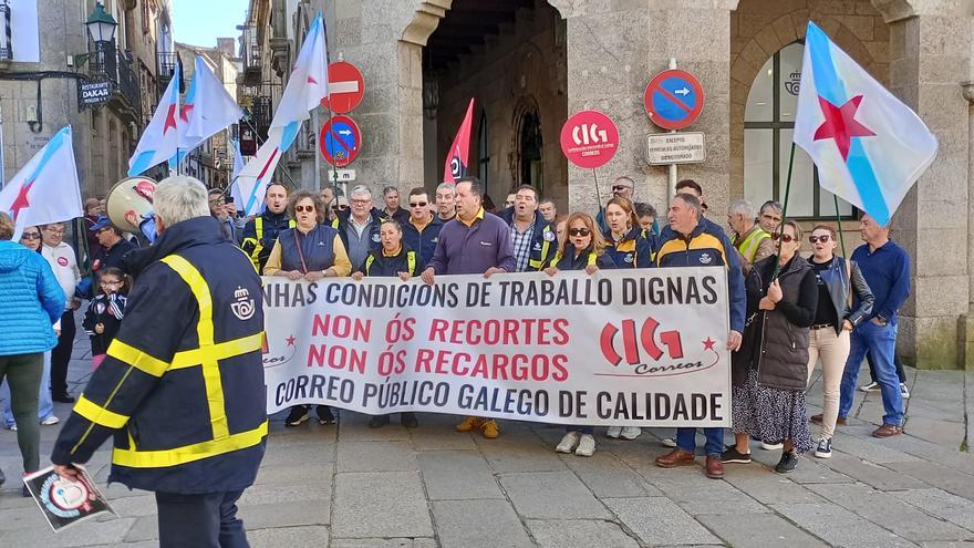 Concentración del personal de Correos de Lalín en Santiago