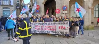 Concentración del personal de Correos de Lalín en Santiago