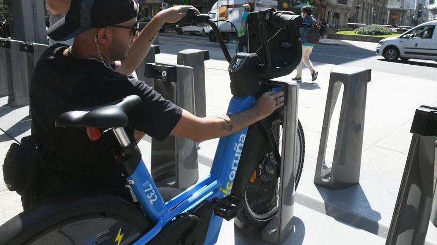 Un usuario de BiciCoruña retira un vehículo en la plaza de Pontevedra. | Arcay/ Roller Agencia | | IAGO LÓPEZ
