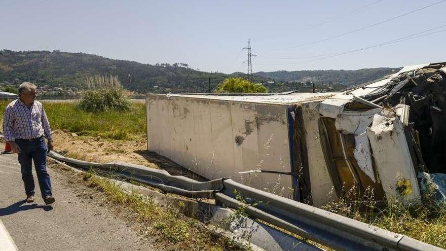 El camión de una orquesta vuelca en Ourense