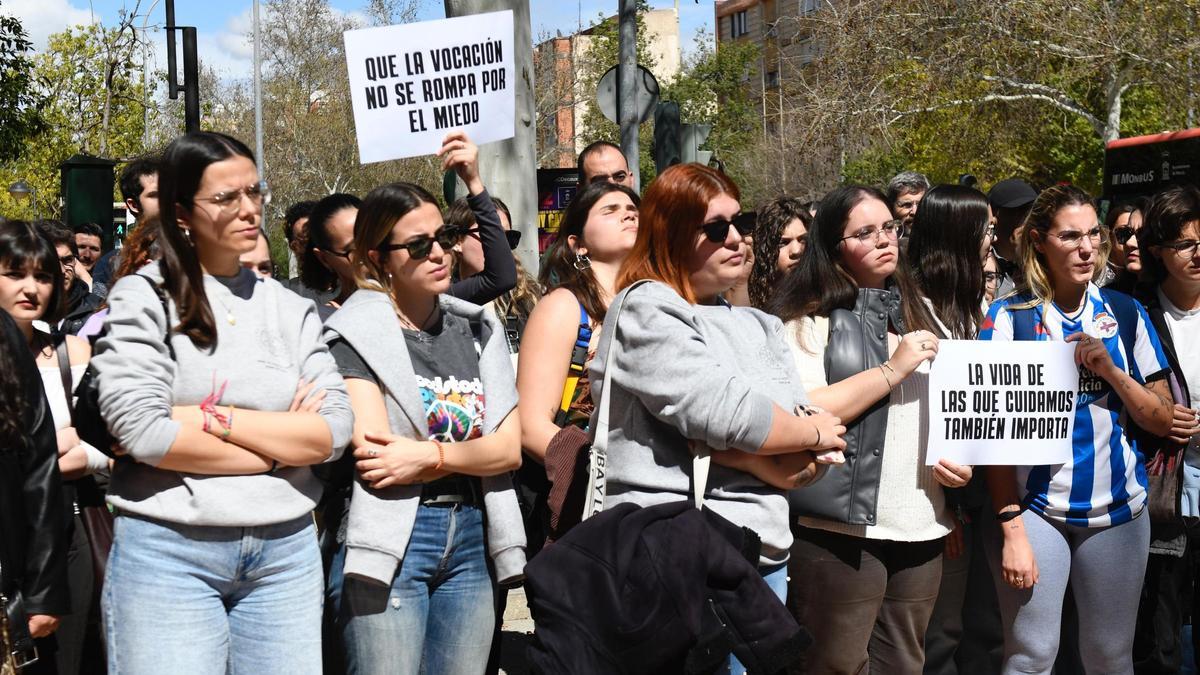 Educadores sociales de Murcia se concentran tras el asesinato de su compañera en Badajoz