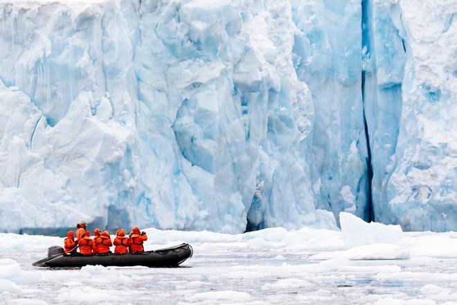 Grupo de turistas en la Antártida