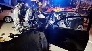 Dos heridos críticos tras chocar en su coche contra un muro en Barcelona