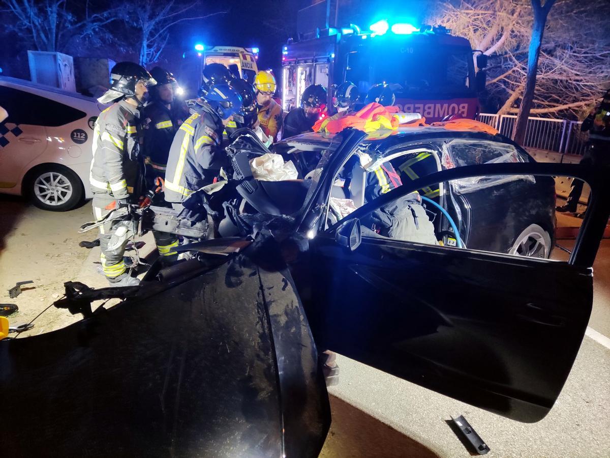 Dos ferits crítics al xocar amb el seu cotxe contra un mur a Barcelona