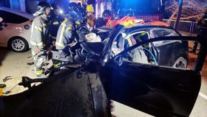 Dos ferits crítics al xocar amb el seu cotxe contra un mur a Barcelona