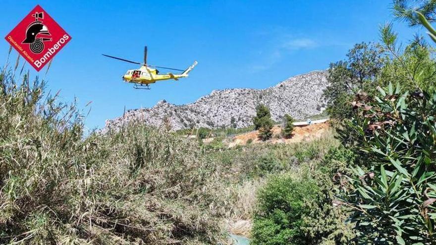 Rescatan en helicóptero a una mujer con la pierna fracturada en el barranco de la Mela