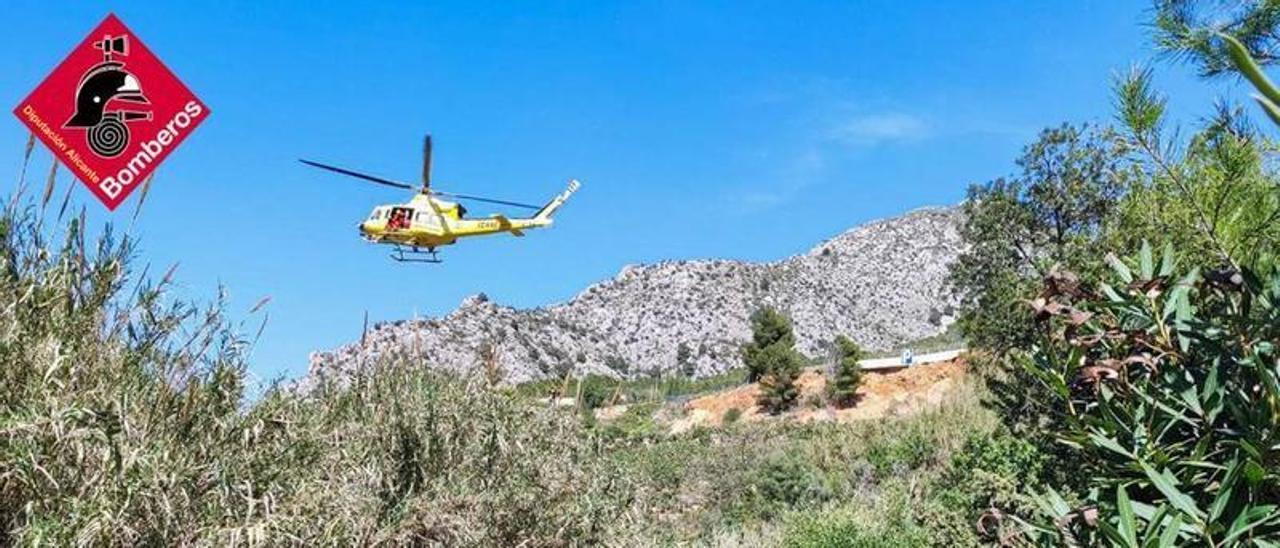 Rescatan en helicóptero a una mujer con la pierna fracturada en el barranco de la Mela