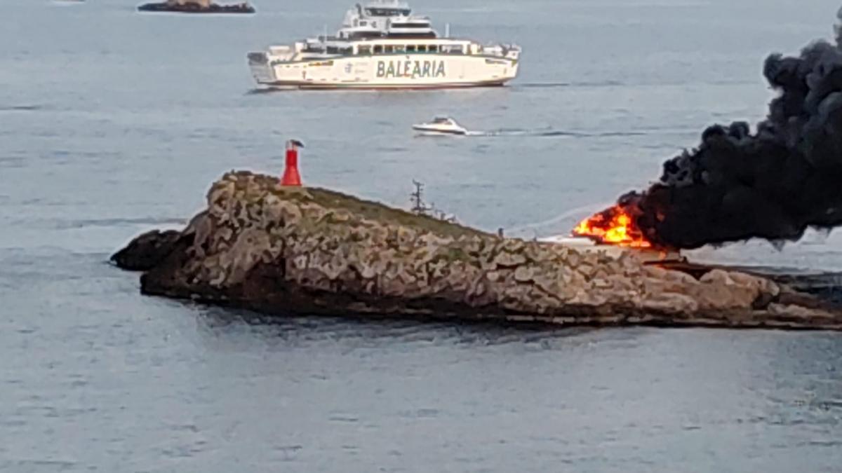 Incendio de una lancha cerca de s'Illa Negra, en el puerto de Ibiza.