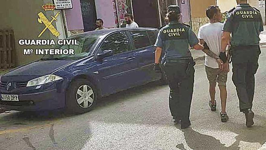 El sospechoso, tras ser detenido por agentes de la Guardia Civil de Inca.