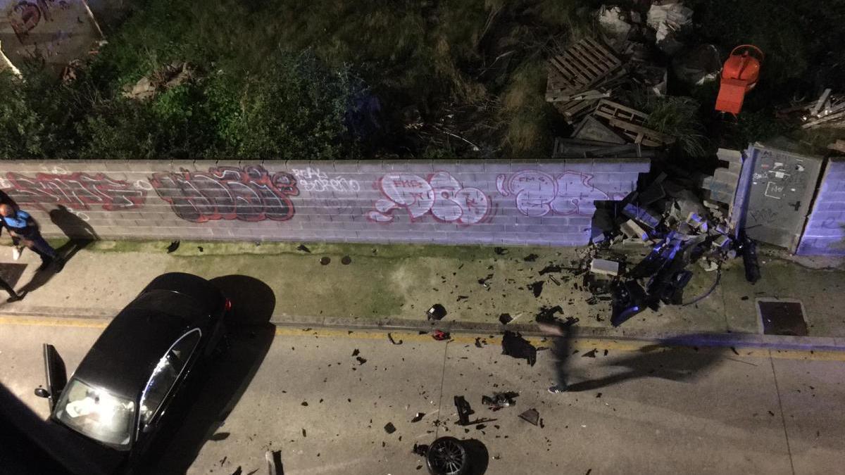 Un coche derriba un muro en Monte Alto tras chocar contra otro turismo