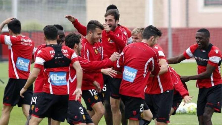 Los jugadores del Mallorca, en un momento distendido en el entrenamiento del viernes.