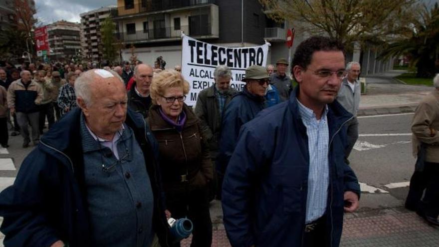 Eloy Martínez y López Tamargo, al frente de la manifestación.