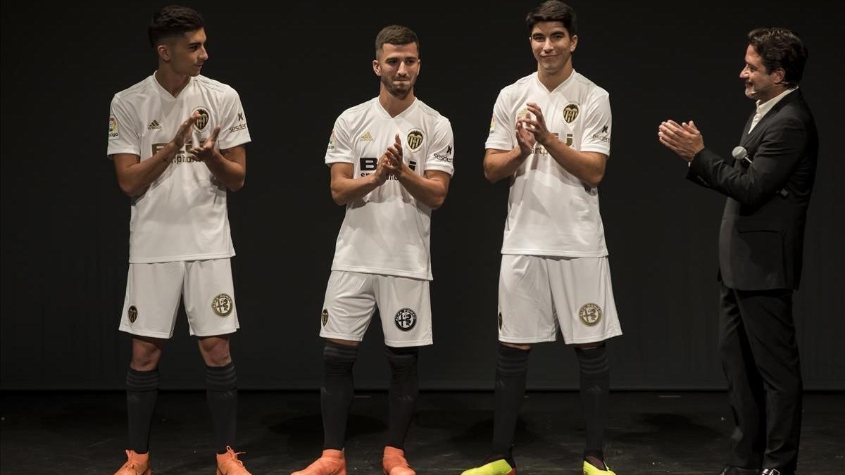 Los canteranos valencianistas Torres, Gayà y Soler, en la presentación de la nueva equipación