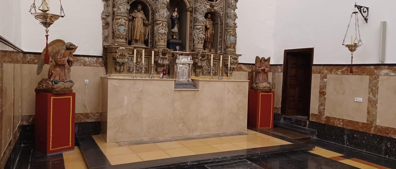 Capilla del Sagrario de la concatedral de Santa María la Mayor de Mérida. La tumba se ubica en el suelo a los pies del altar.
