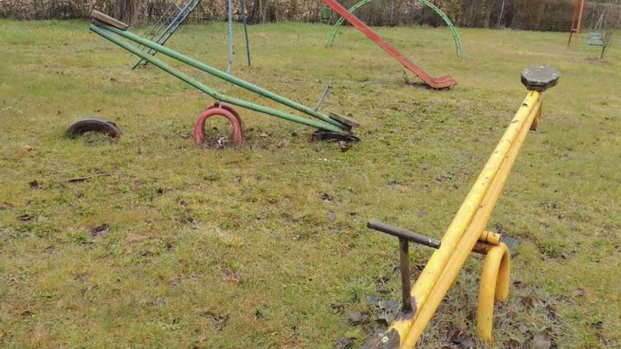 Parque infantil junto al Regato en Camarzana de Tera en el que se aprecia el deterioro de sus elementos