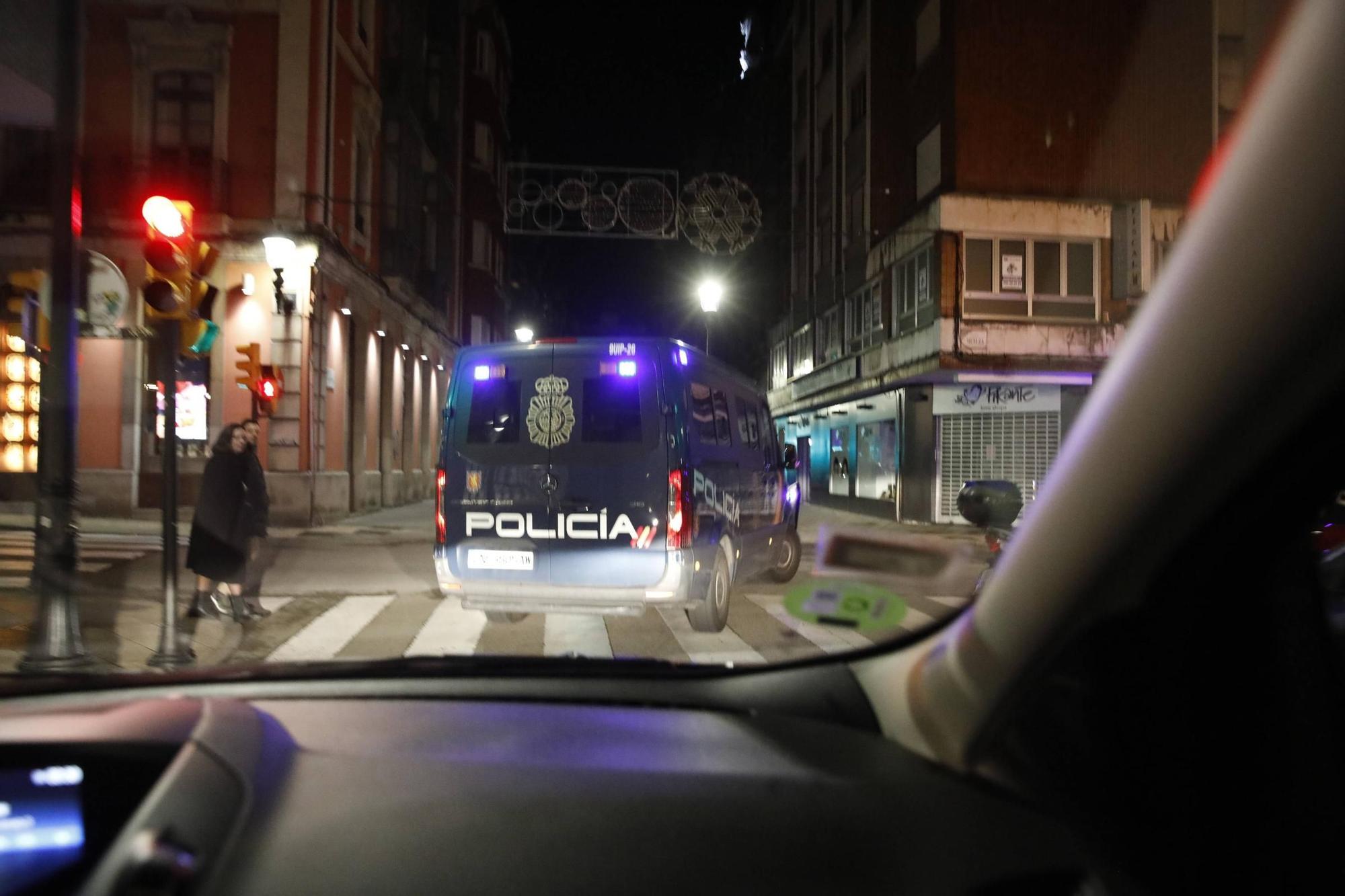 Así vigila la Policía Nacional las zonas de ocio nocturno en Gijón (en imágenes)