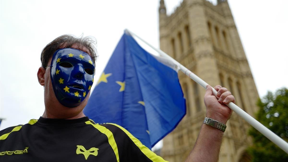 Un manifestante proeuropeo, frente al Parlamento británico, este jueves 7 de septiembre.