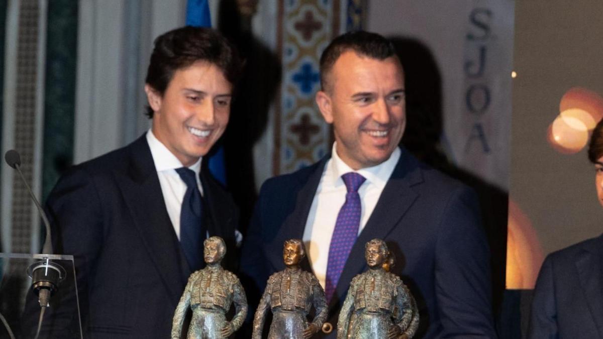 El presidente de la Diputación, Vicent Mompó, entrega a Roca Rey los cuatro premios taurinos de la Diputación de Valencia este jueves por la noche