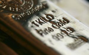 An Argor Heraeus SA-branded one kilogram gold bar is seen in this arranged photograph at Gold Investments Ltd. bullion dealers in London, U.K., on Thursday, Nov. 1, 2012. Gold may rise for a third straight day, as Chinas manufacturing expanded for the first time in three months, increasing demand prospects for commodities. Photographer: Chris Ratcliffe/Bloomberg. Lingotes de oro
