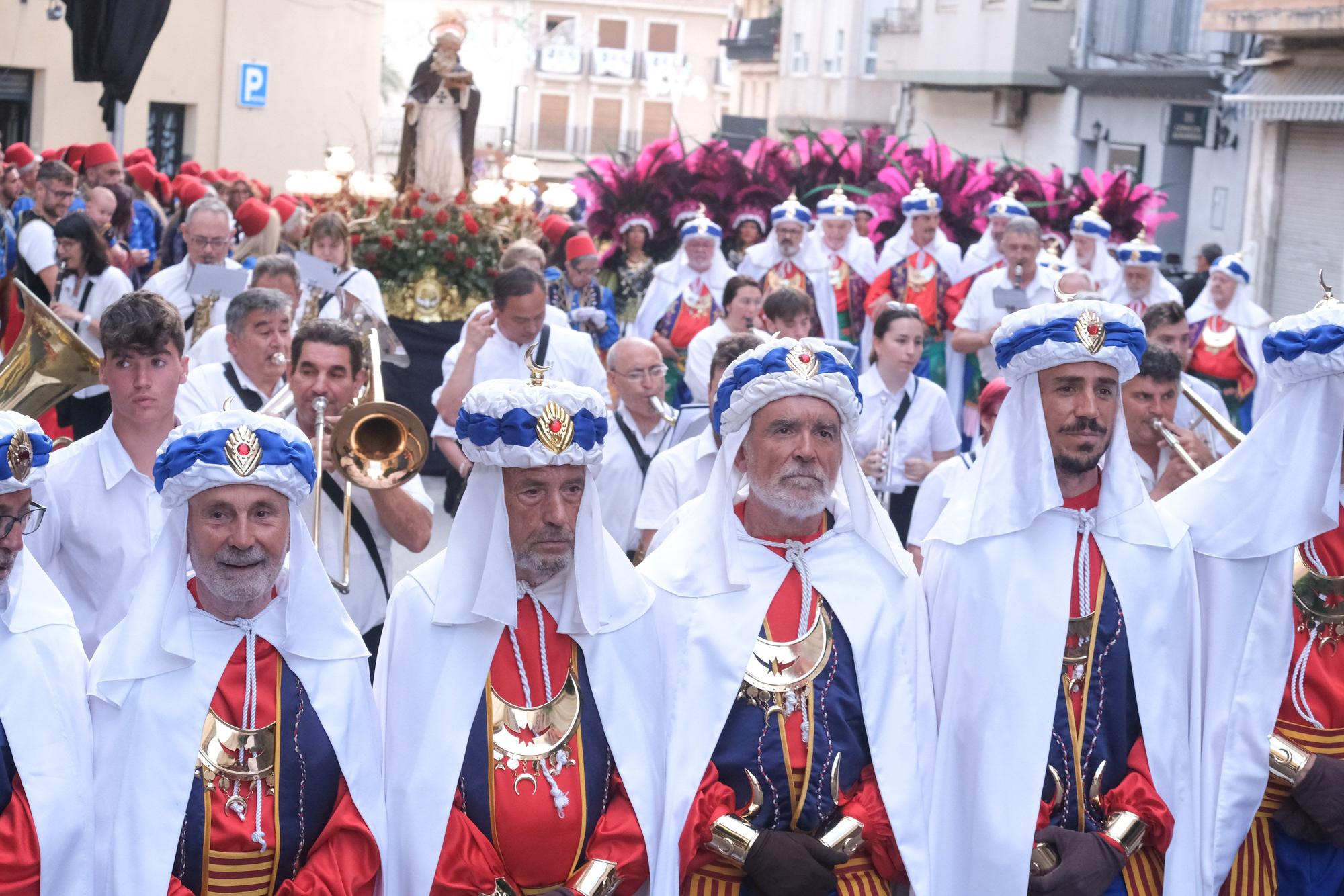 Elda agradece a San Antón el regreso de la fiesta