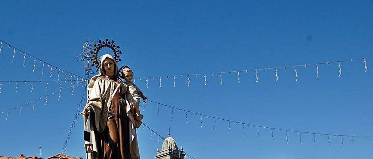 Asistentes a la procesión que sigue a la misa del Carmen en Luanco.