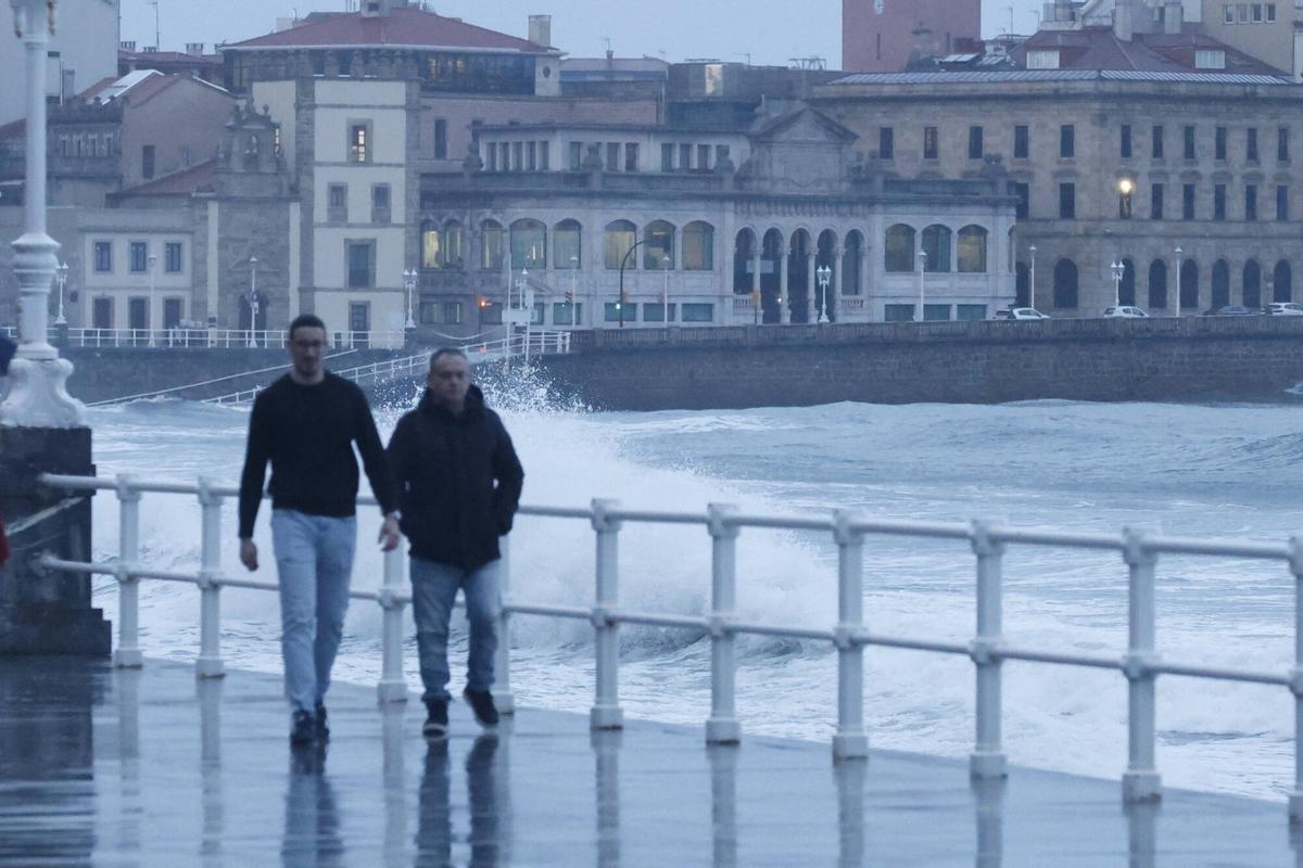 Así se vivió en Gijón el temporal, con olas de seis metros