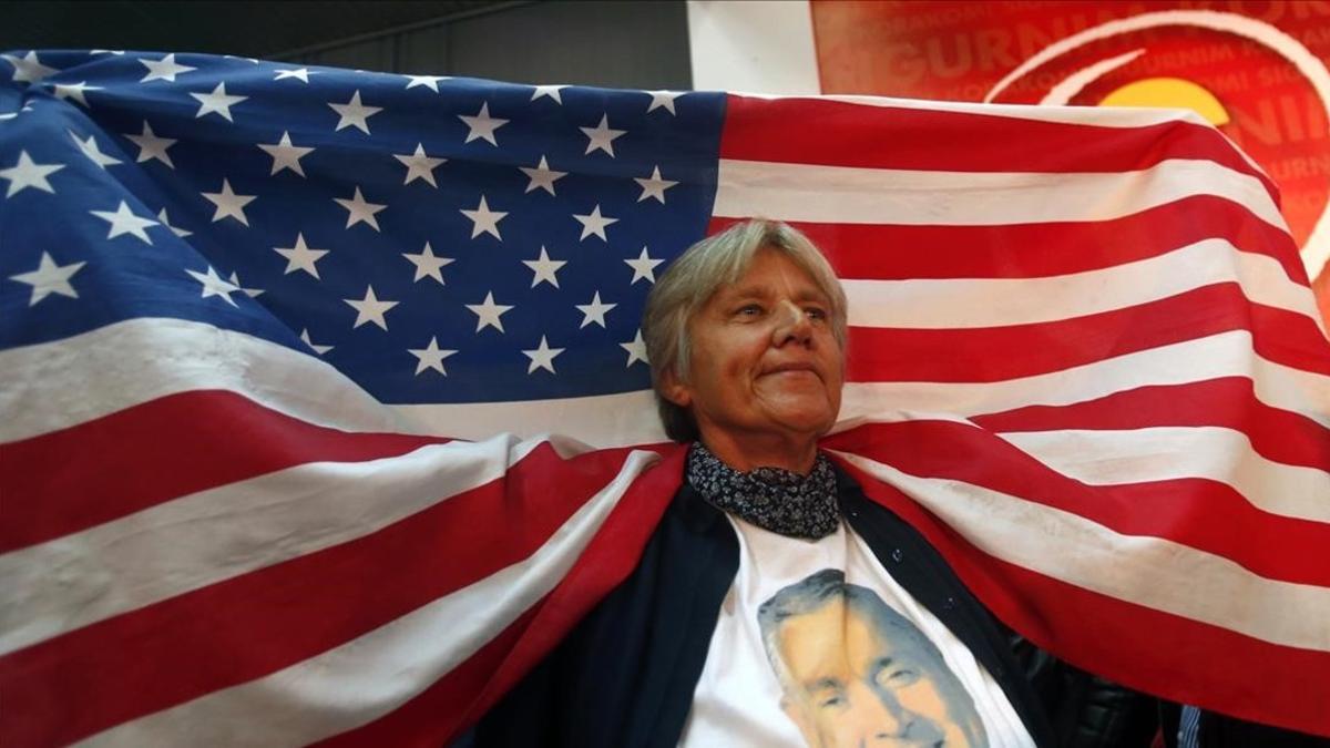 Una votante del DPS, del primer ministro de Montenegro, el prooccidental Milo Djukanovic, con una bandera de EEUU tras conocerse los resultados de las elecciones.