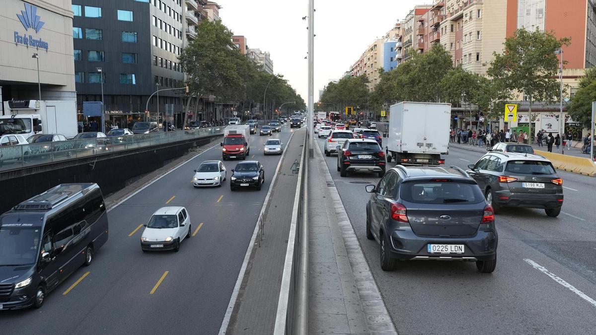 Sábana de coches en Gran Via con Espanya en sentido Baix Llobregat