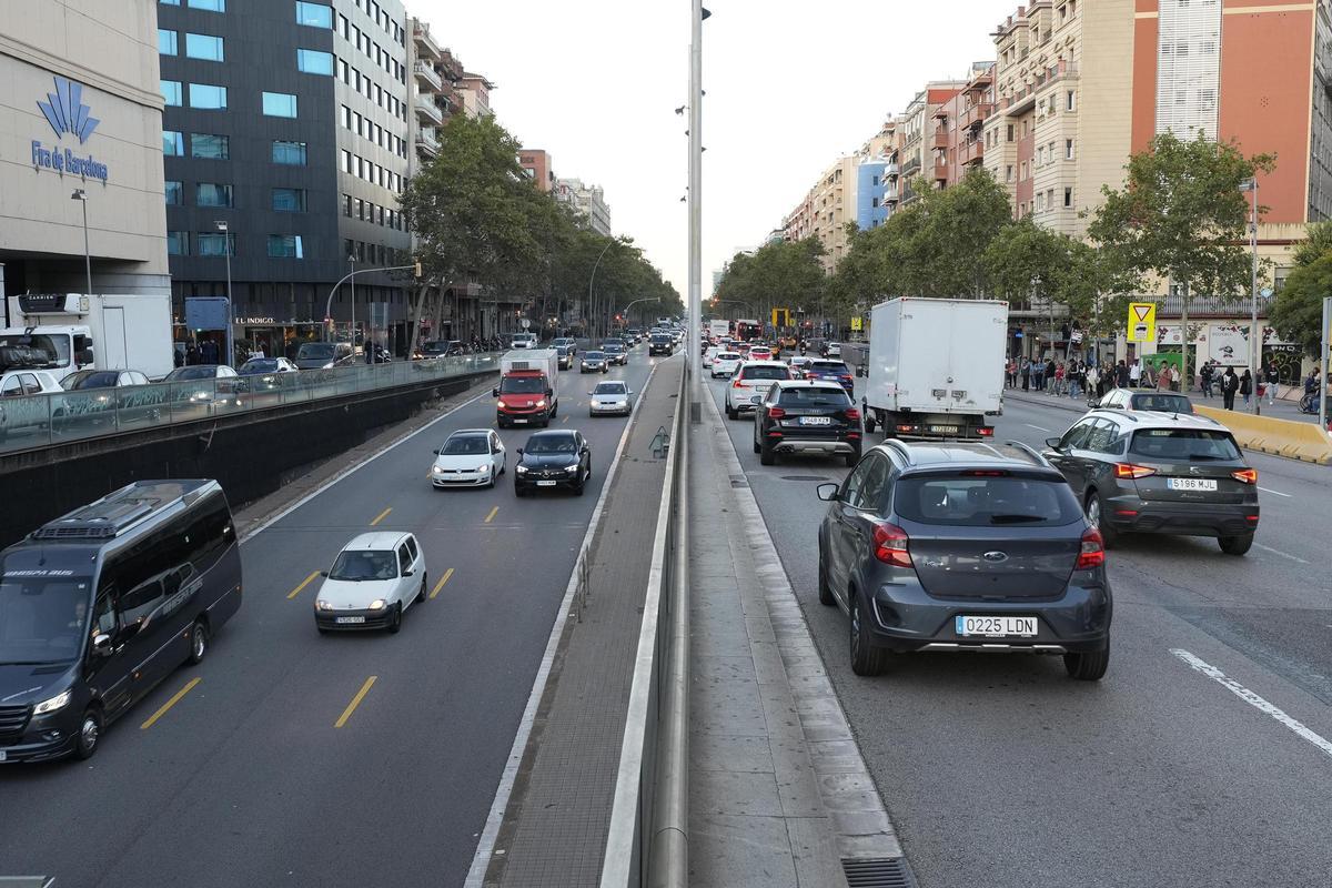Sábana de coches en Gran Via con Espanya en sentido Baix Llobregat