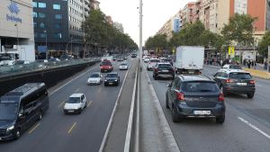 Sábana de coches en Gran Via con Espanya en sentido Baix Llobregat
