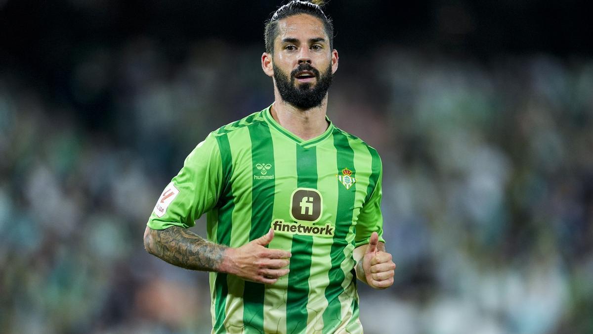 Francisco 'Isco' Alarcón del Real Betis observa durante el partido de fútbol de la liga española, La Liga EA Sports, jugado entre el Real Betis y el Atlético de Madrid en el estadio Benito Villamarín el 12 de mayo de 2024, en Sevilla, España.