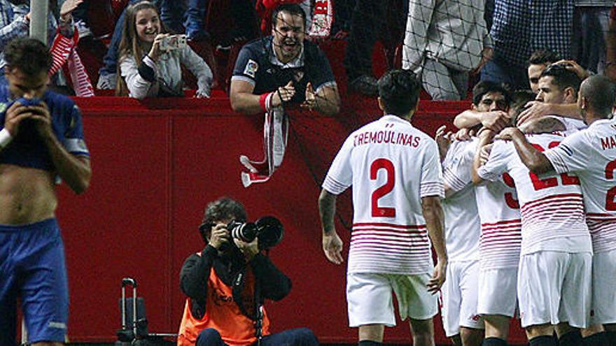 Los jugadores del Sevilla celebran uno de los goles.