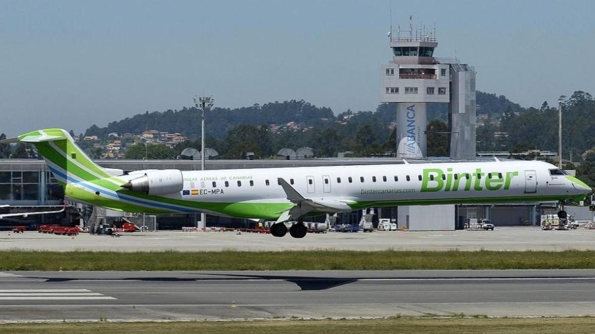 Un avión de Binter en el aeropuerto de Vigo.