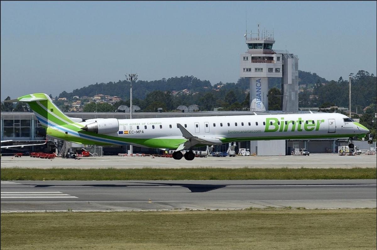 Un avión de Binter en el aeropuerto de Vigo.