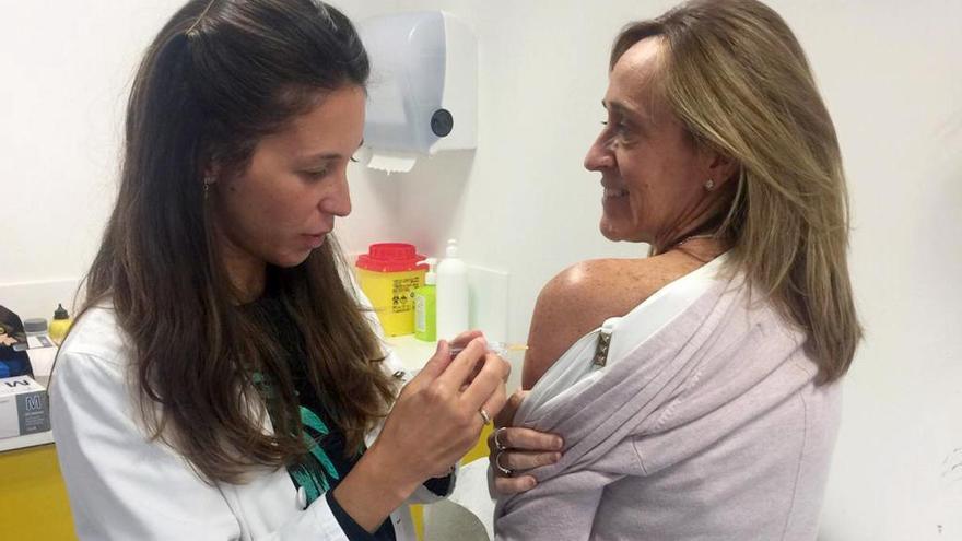 María Pía Giménez se vacuna contra de gripe en Mieres.