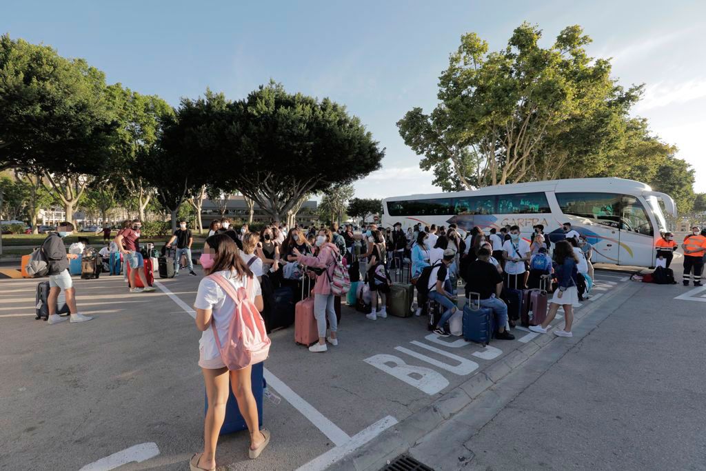 La estudiantes, hasta ahora confinados, en el Puerto de Palma para salir hacia la península