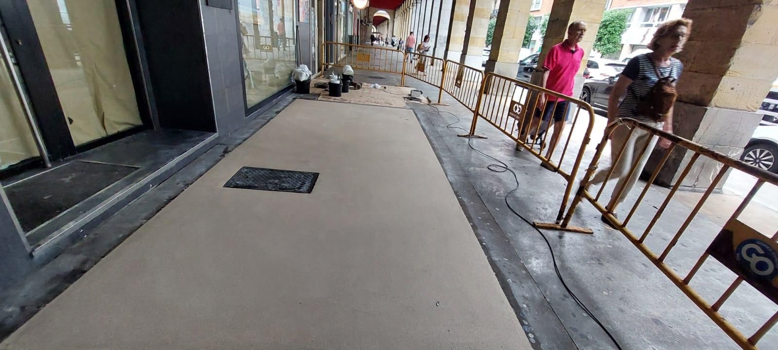 Las pruebas para mejorar el suelo de la calle Marqués de San Esteban, en imágenes