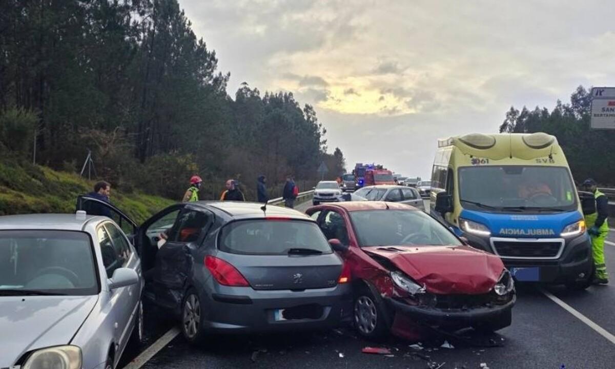 Acumulación de coches accidentados esta mañana en la autovía de Brión