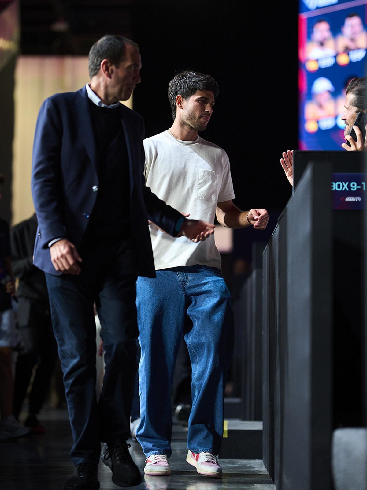 Alcaraz, junto a Luigi Carraro, saluda a los aficionados de los palcos