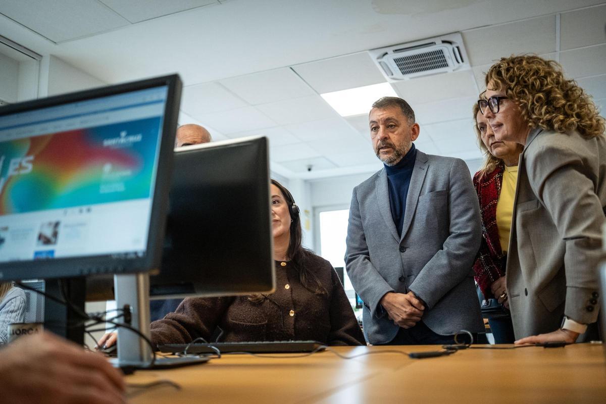 Visita al departamento de atención telefónica de Santa Cruz Visita al departamento de atención telefónica de Santa Cruz