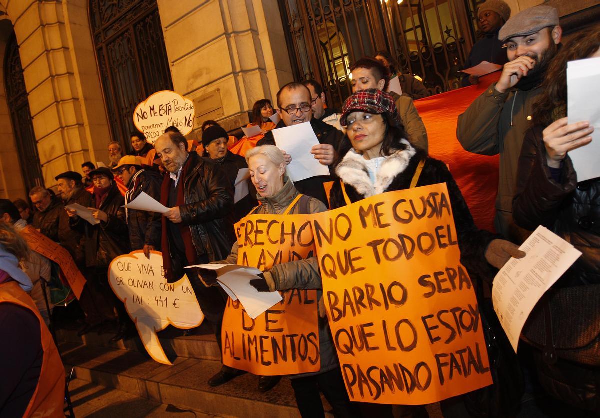 Protesta de la Marea Naranja en Zaragoza contra los retrasos en el cobro del Ingreso Aragonés de Inserción, en 2013.