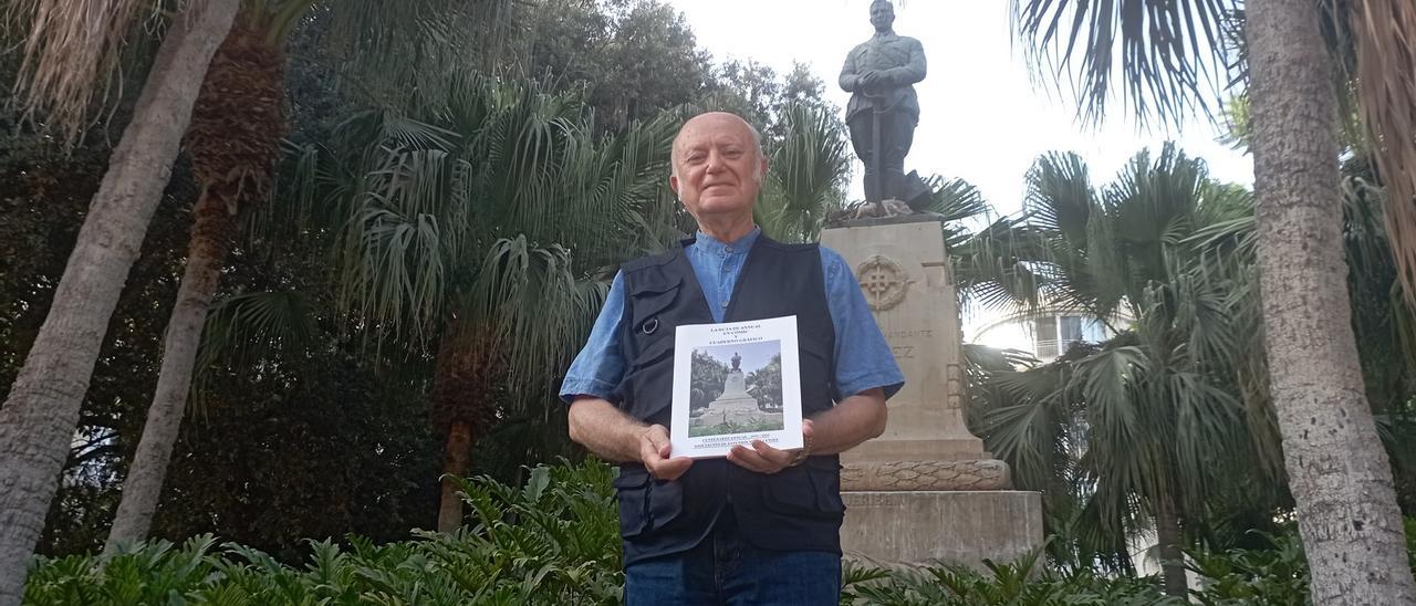 Esteban Alcántara, esta semana en el Parque ante el monumento al Comandante Benítez, con su cómic ‘La Ruta de Annual’.