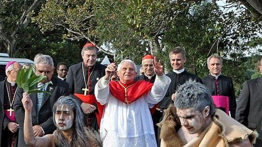 Dos aborígenes representan el baile &quot;Bienvenido al país&quot;, a la llegada del Papa a Sidney.