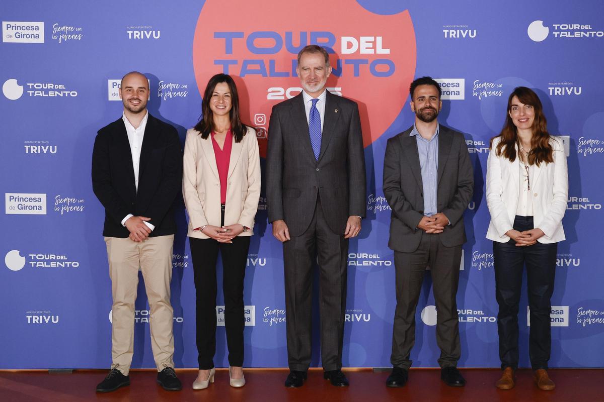 Los finalistas del premio con el monarca