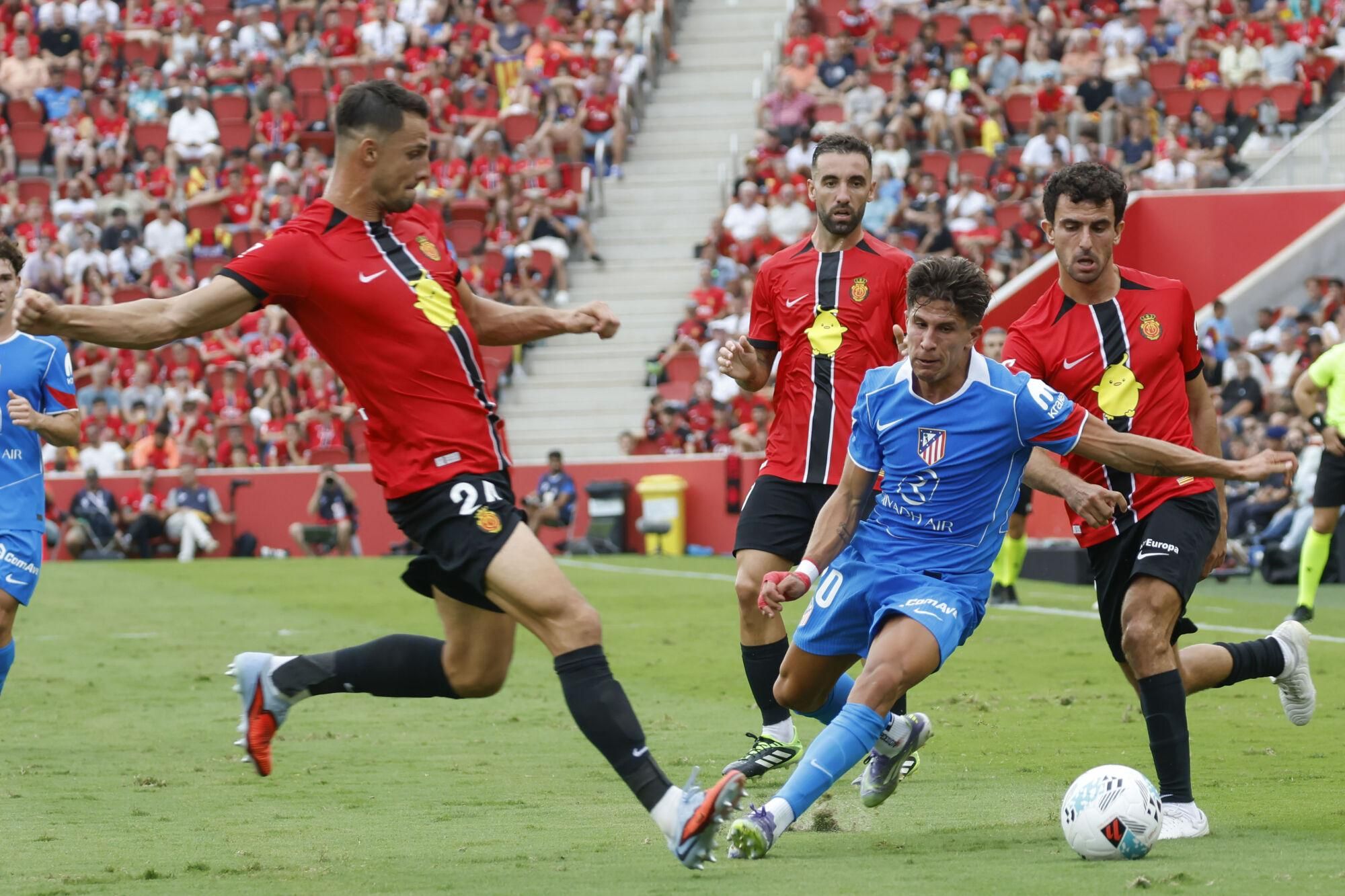PALMA DE MALLORCA, 21/09/2025.- El delantero argentino del Atlético de Madrid Giuliano Simeone (2d) en acción este domingo, durante el partido de la jornada 5 de LaLiga EA SPorts, entre el Real Mallorca y el Atlético de Madrid, que se disputa en el estadio de Son Moix de Palma de Mallorca. EFE/ CATI CLADERA